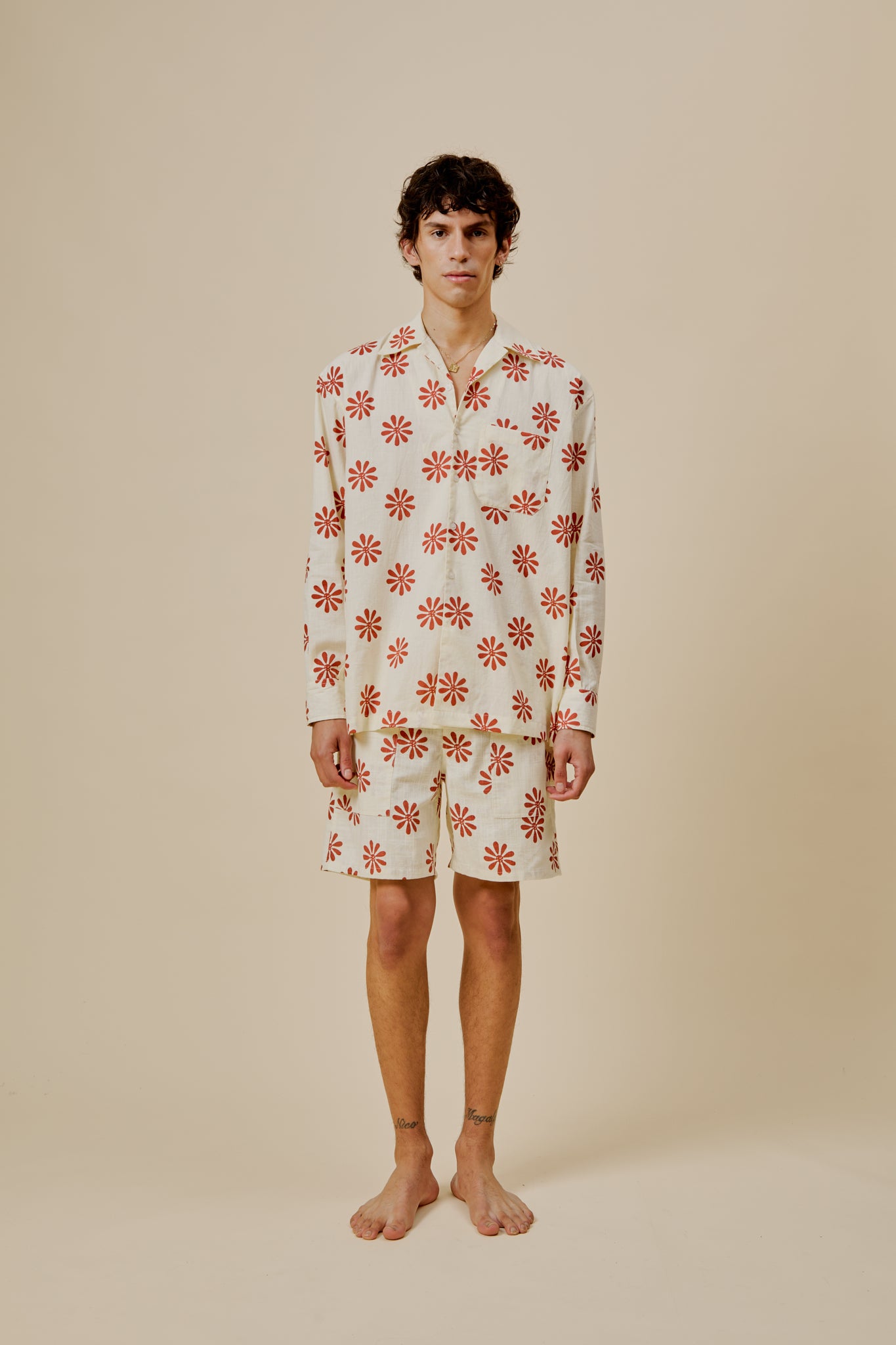 Floral bermuda shorts in white with red flower print, straight hem above-knee