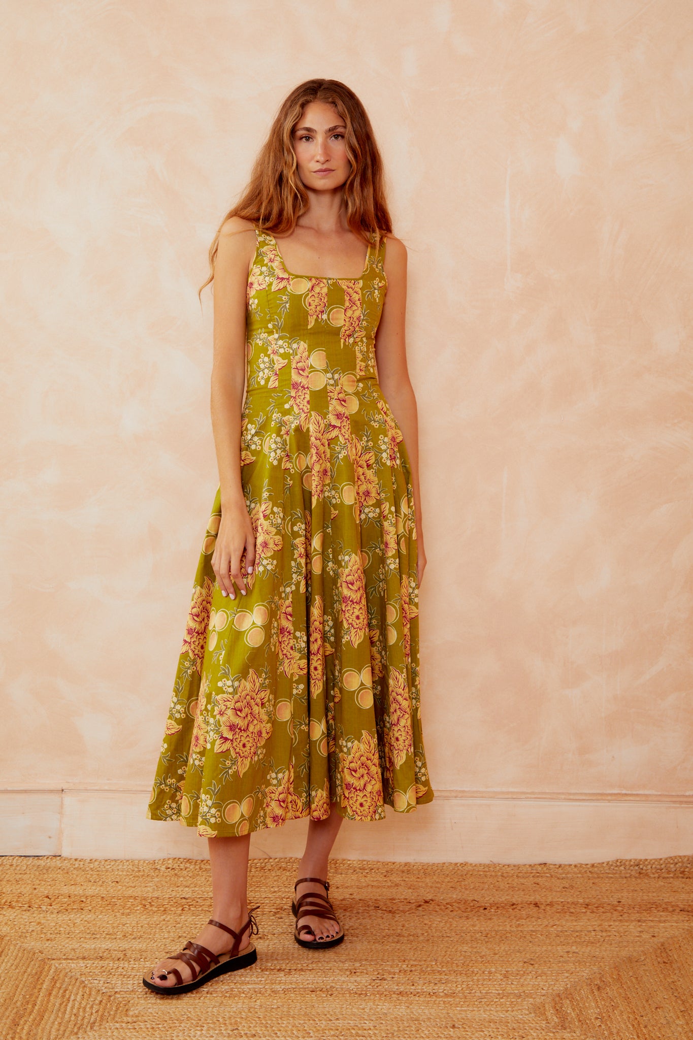 Vestido midi sin mangas de color verde lima con escote cuadrado y estampado patchwork de círculos florales