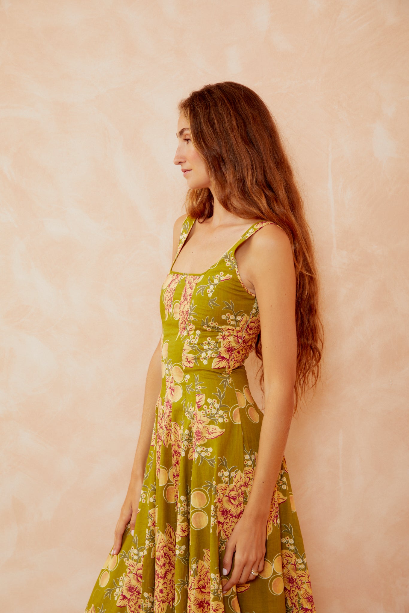 Vestido verde lima sin mangas, vista lateral, con cuello cuadrado y estampado de círculos florales