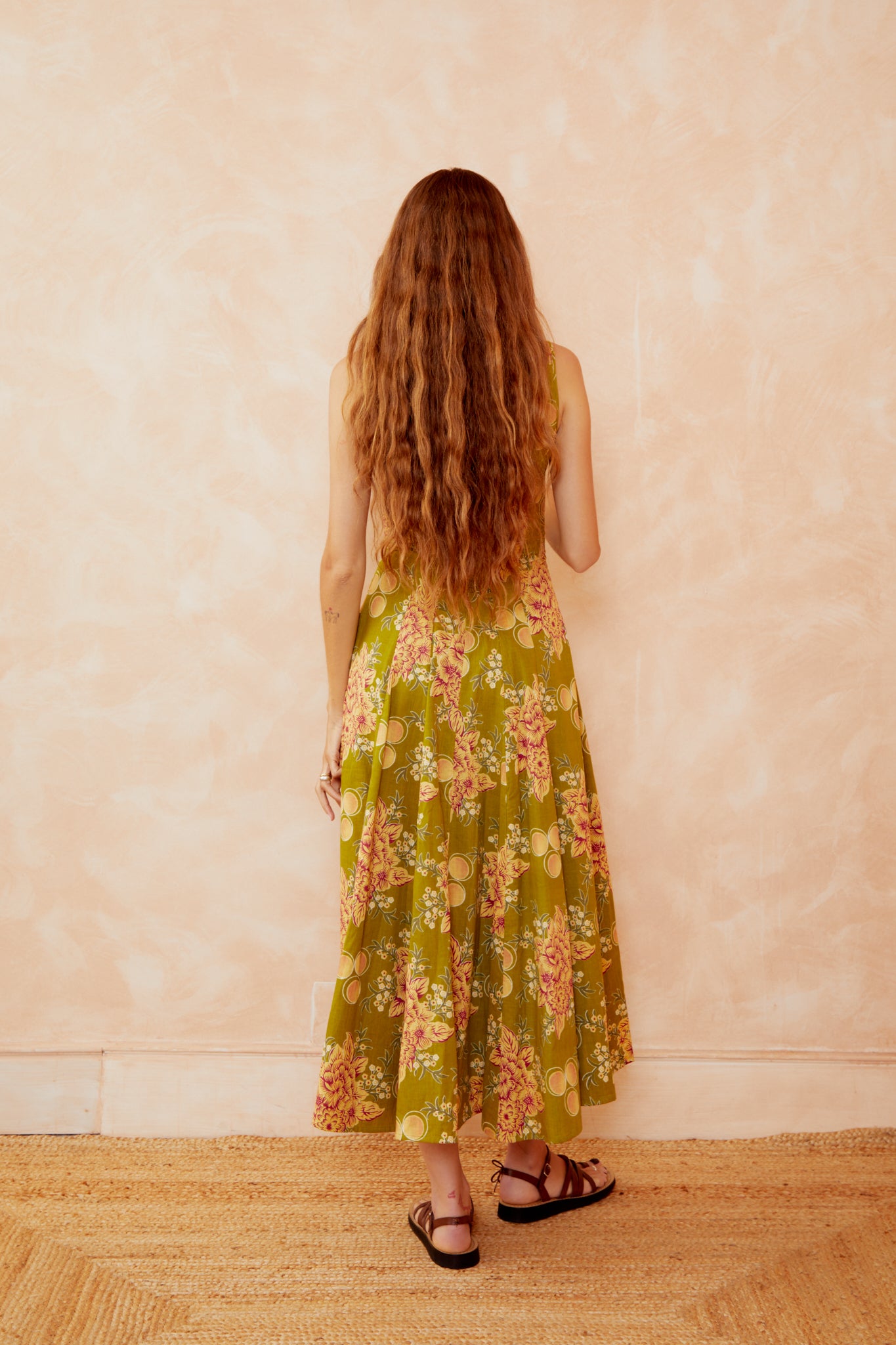 Vestido midi sin mangas de color verde lima, vista trasera, estampado floral y de círculos
