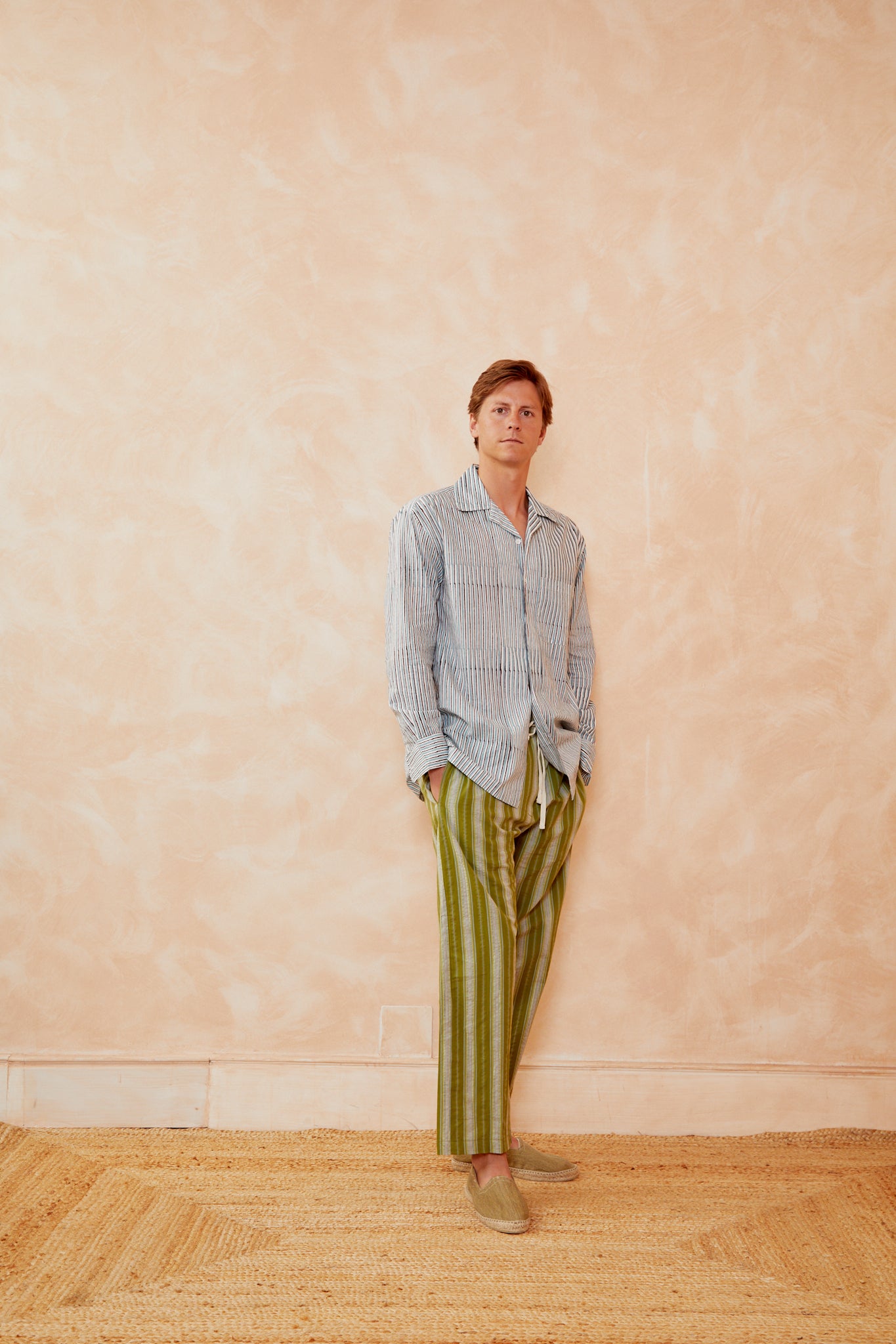 Pantalones anchos de rayas verde y amarillo con cintura con cordón y lazo de moño
