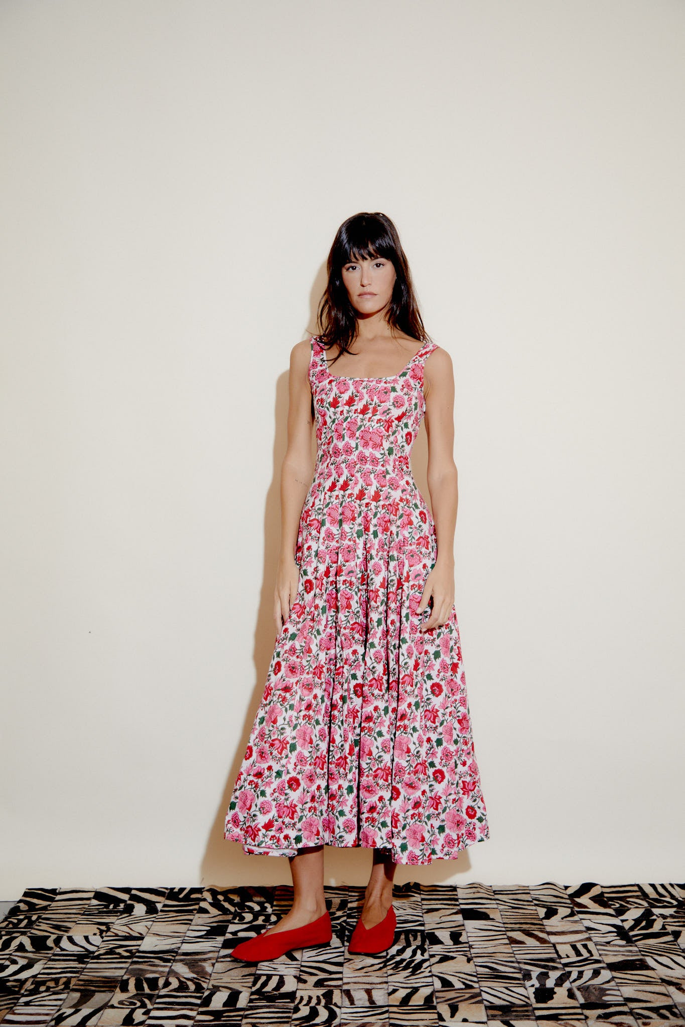 Pink roses print sleeveless midi dress with square neckline and pleated skirt