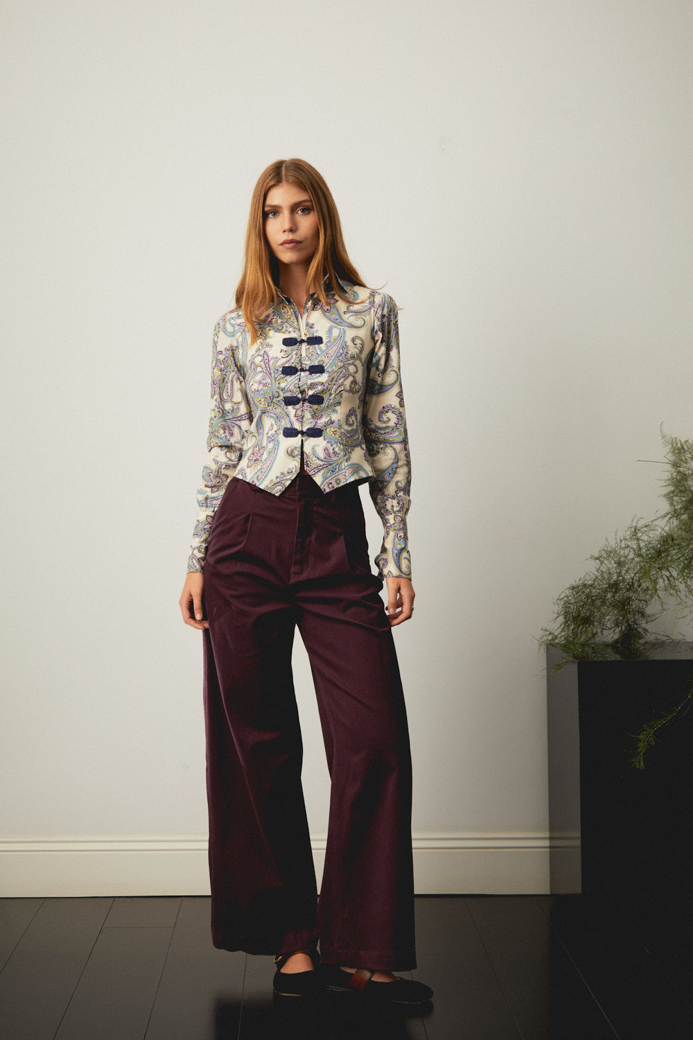 Aubergine wide-leg trousers with front pleats and side pockets, standing view