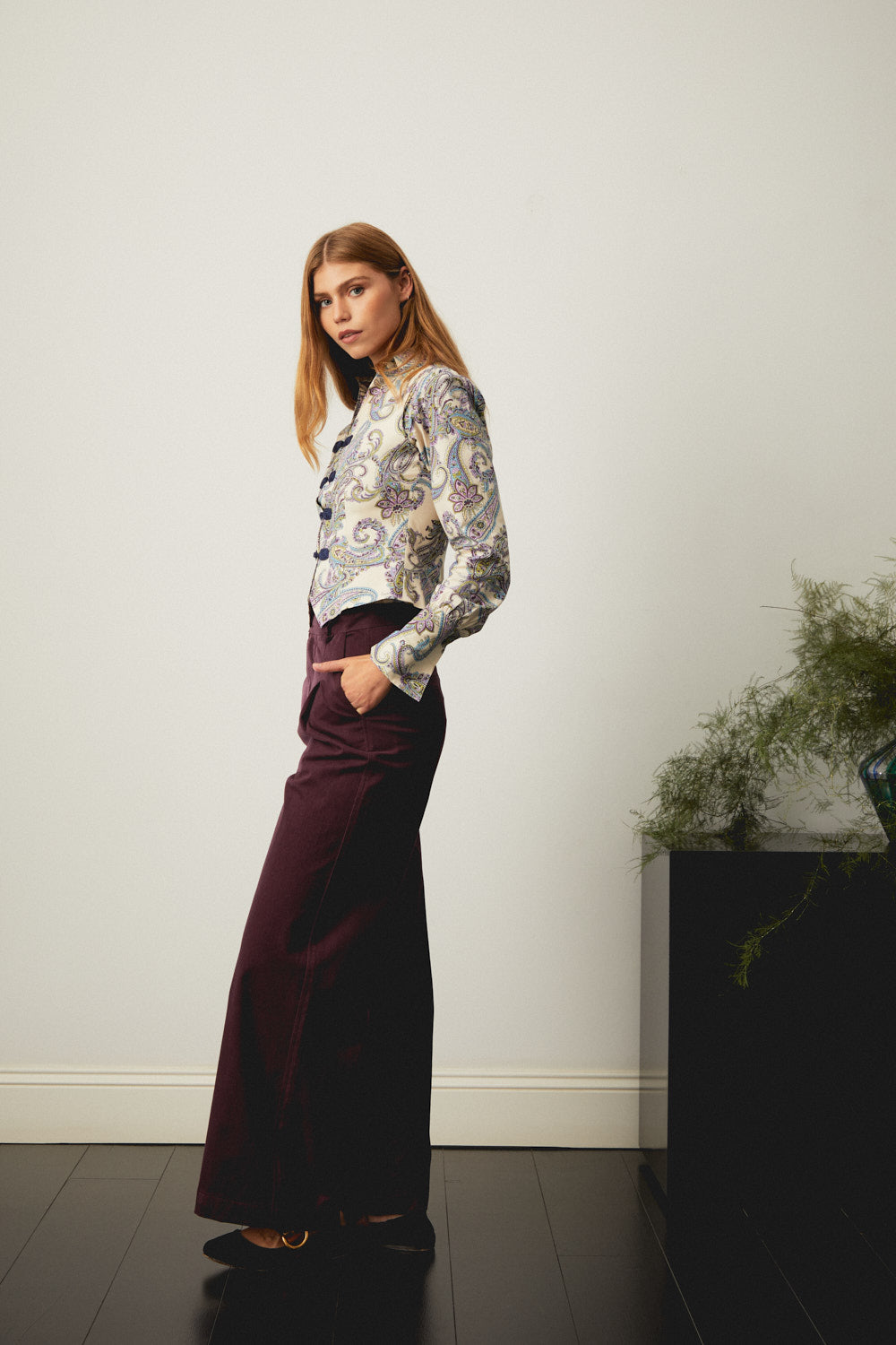 Aubergine wide-leg trousers with belt loops and straight legs, side profile