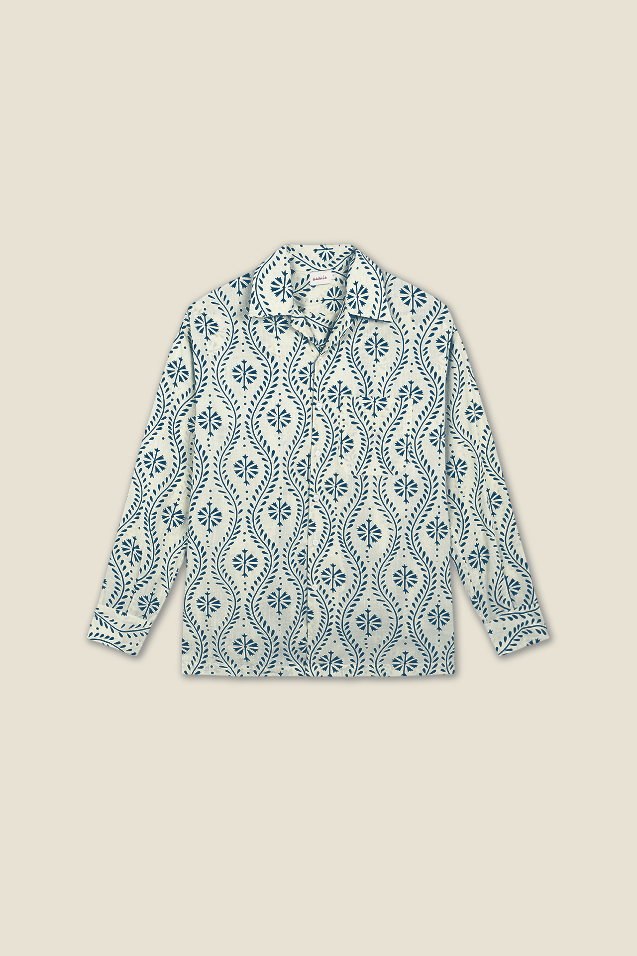 Camisa de manga larga blanca con estampado de remolinos florales azules, cierre de botones por delante y cuello