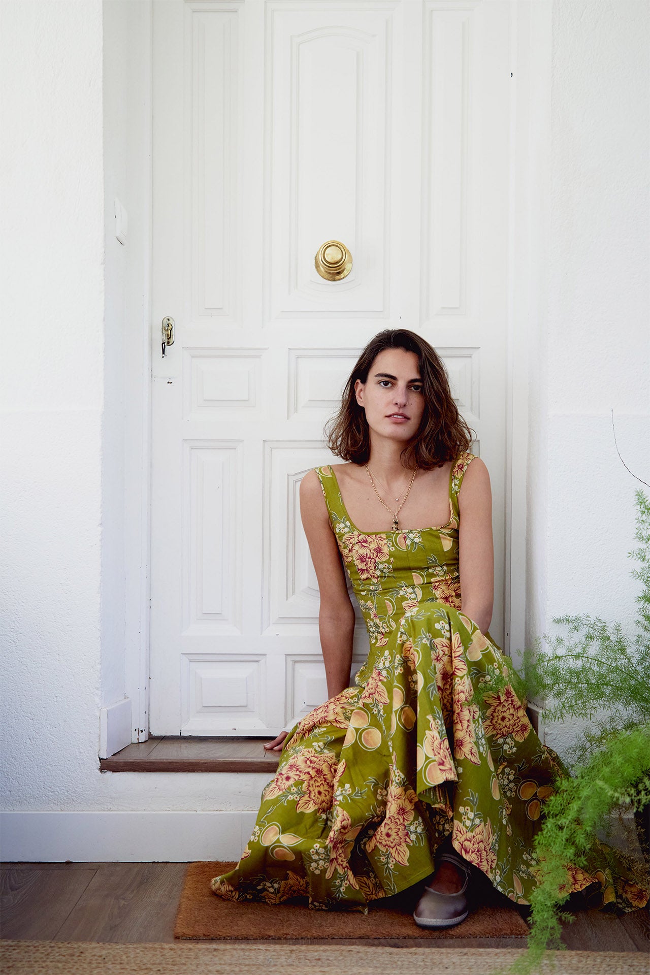 Vestido sin mangas de color verde lima con escote cuadrado, falda fruncida y estampado circular de flores rosadas