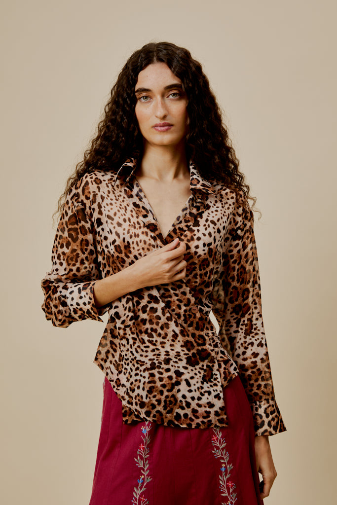 Camisa de estampado de leopardo con cuello, cierre con botones en el frente, mangas largas y caída relajada.